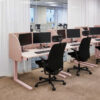 Kontorsplatser med rosa skrivbord.